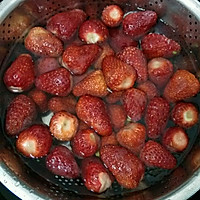 桂花草莓果酱的做法图解1