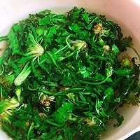 蒲公英鸡蛋玉米饼的做法图解2
