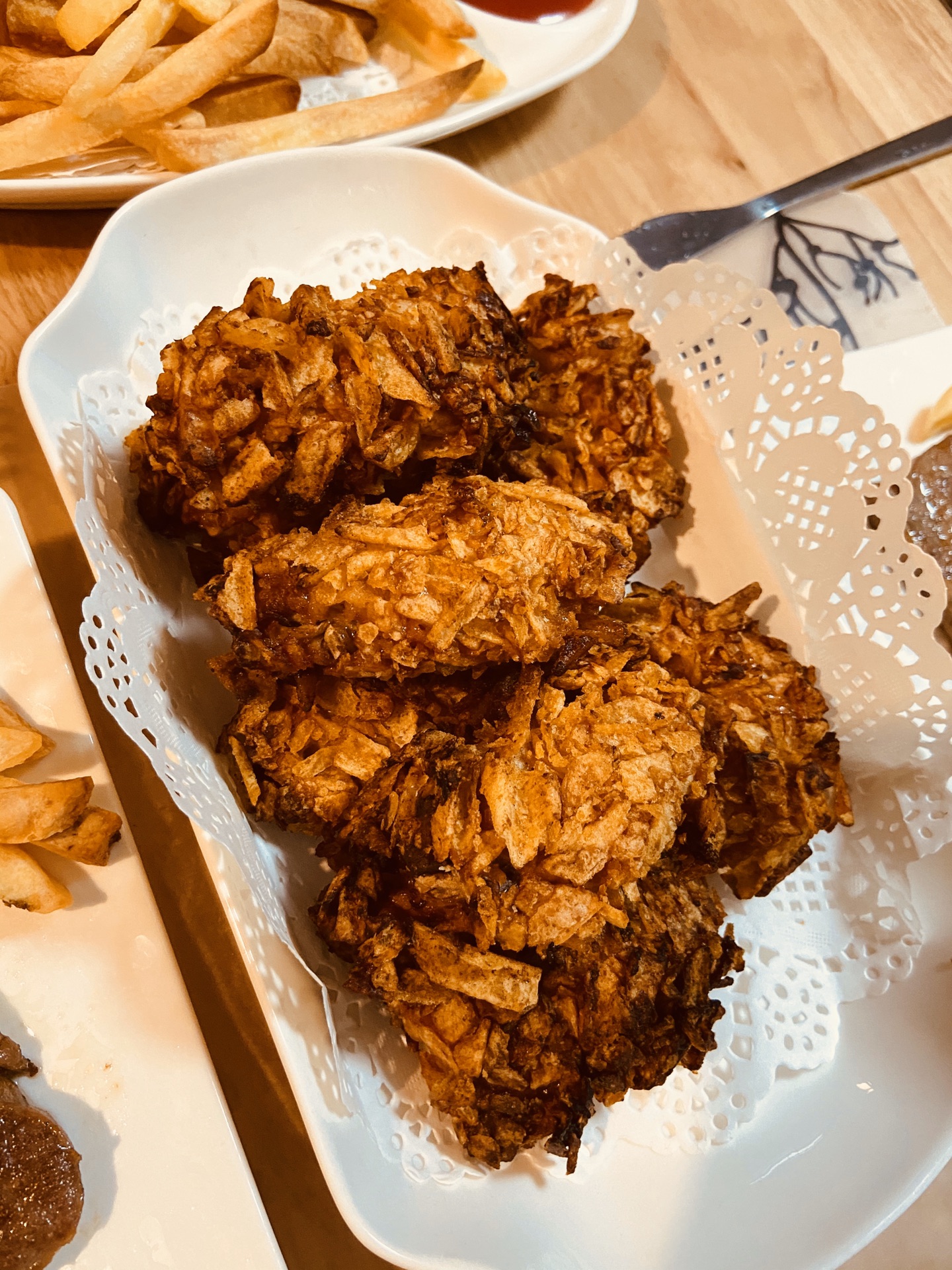 Fried chicken wings with chips