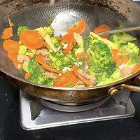 「懒人菜」西蓝花胡萝卜炒肉的做法图解8