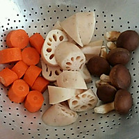 藕香菇胡萝卜牛骨头汤的做法图解2