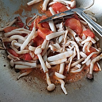 番茄炒菌菇的做法图解4