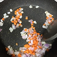 #换着花样吃早餐#营养好美味---土豆腊肠虾仁炒饭的做法图解5