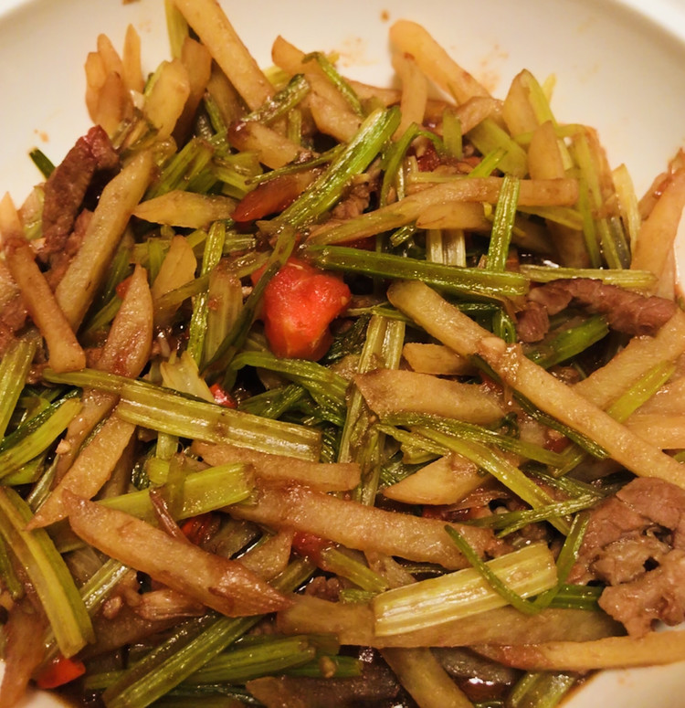 土豆西芹炒肉的做法