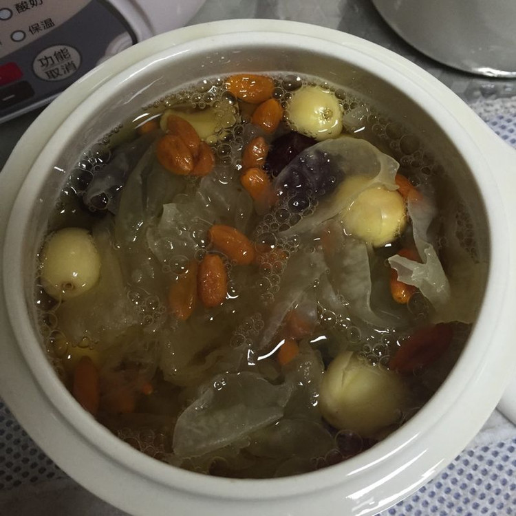 白木耳莲子羹的做法