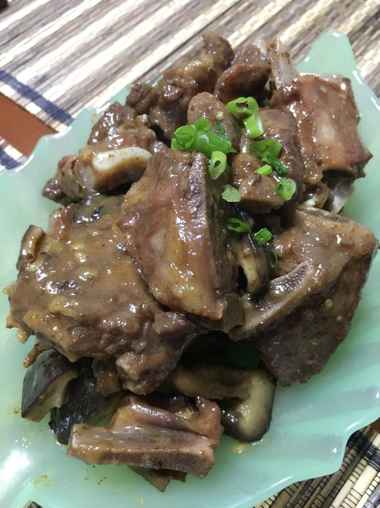 猪排骨炖香菇的做法