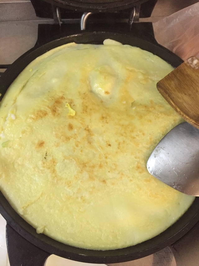 老干妈煎饼果子加五谷豆浆的做法图解4