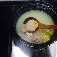 砂锅玉米猪蹄汤的做法图解5