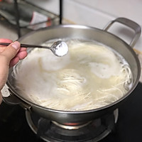 夏季开胃早餐-酸辣瘦肉面的做法图解4