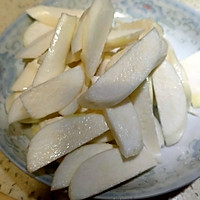 茭白炒鱿鱼的做法图解2