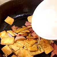 快手又下饭的-腊肉蒜苗炒豆腐的做法图解7