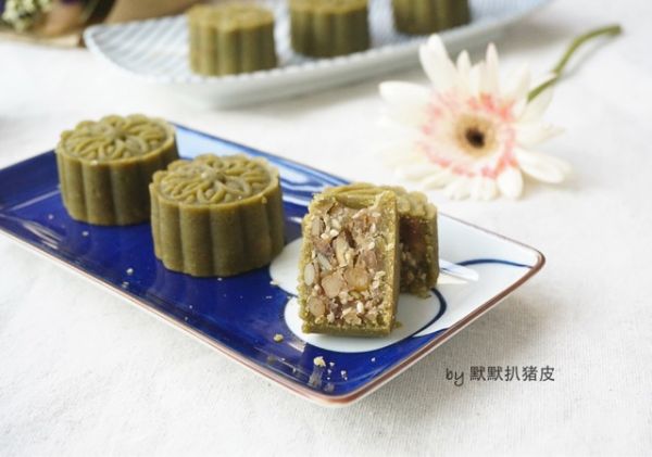 【茶香果仁桃山月饼】