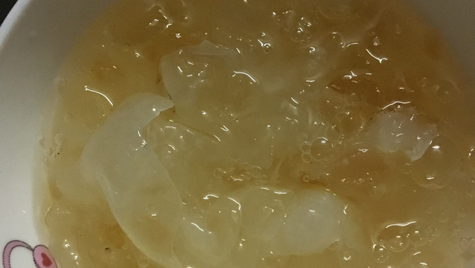 桃胶皂角米银耳羹