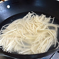 牛肉炒面的做法图解2