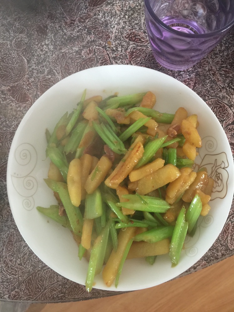 芹菜炒土豆棒