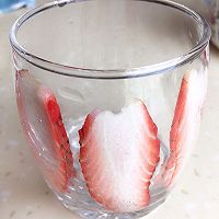 重回18岁的少女心美食#草莓酸奶杯#的做法图解4