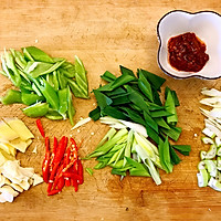 快手菜回锅肥肠的做法图解2