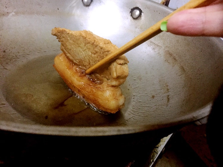 地道川菜———梅菜蒸扣肉的做法图解4
