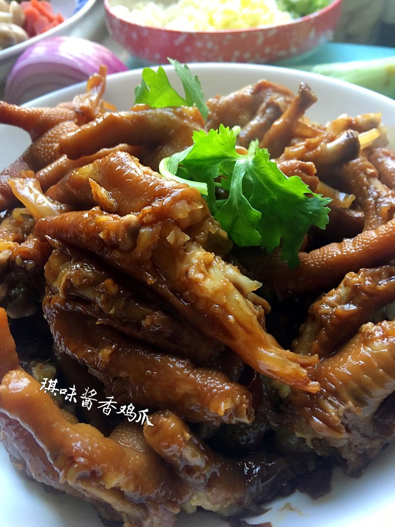 Fried chicken feet with sauce