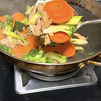 「懒人菜」西蓝花胡萝卜炒肉的做法图解9