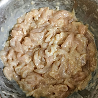 芫爆鸡丝的做法图解1