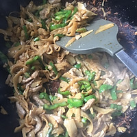 让水面筋不再索然无味----青椒肉丝炒面筋的做法图解6