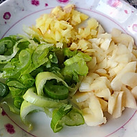 #憋在家里吃什么#五花肉辣白菜炒土豆片的做法图解3