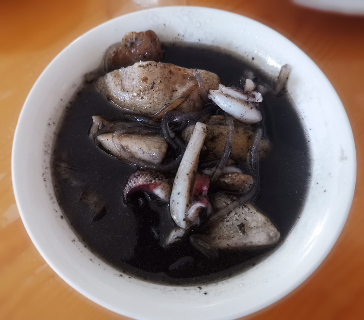 五花肉芋头粉条炖墨鱼的做法