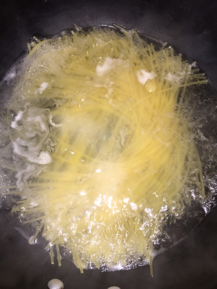奶?油?蘑?菇?培?根?意?面?的做法图解1
