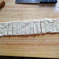 超简单好吃的葱香花卷的做法图解13