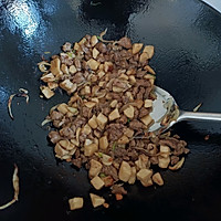 杏鲍菇炒牛肉粒的做法图解3