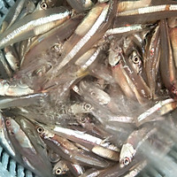 炸小银鱼的做法图解1