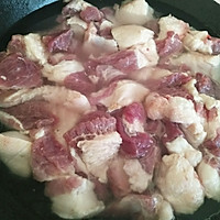 红腐乳炖肉的做法图解1