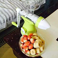 香蕉草莓冰淇淋的做法图解1