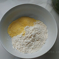 椒盐蛋香虾菜饼的做法图解1