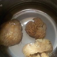 猴头菇大骨汤的做法图解2