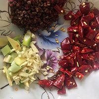 辣子鸡丁的做法图解1