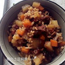 腊肉土豆焖饭