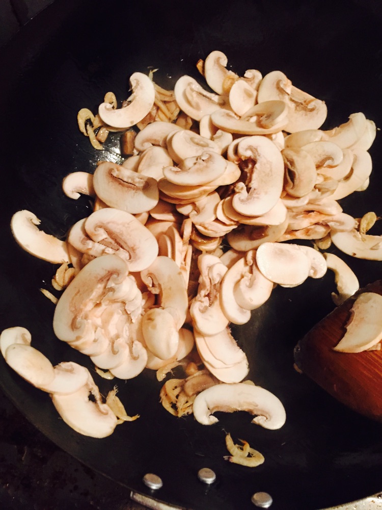 蘑菇溜虾米的做法图解8