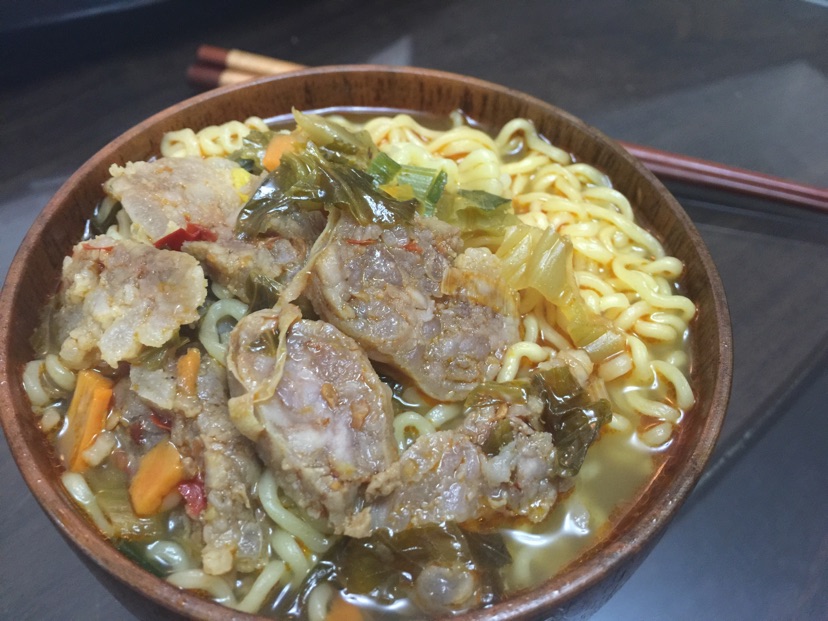 辣味腊肠煮酸辣菜面条汤的做法图解4