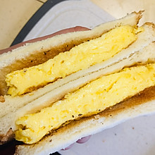最简单的超嫩鸡蛋三明治 两颗鸡蛋就搞定 五分钟都不要