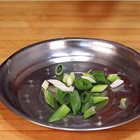 面粉里加入韭菜这样做太香了,比吃红烧肉还过瘾,营养美味又解馋的做法图解5