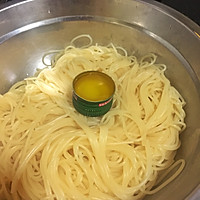 黑椒柠香南美虾炒意面的做法图解2