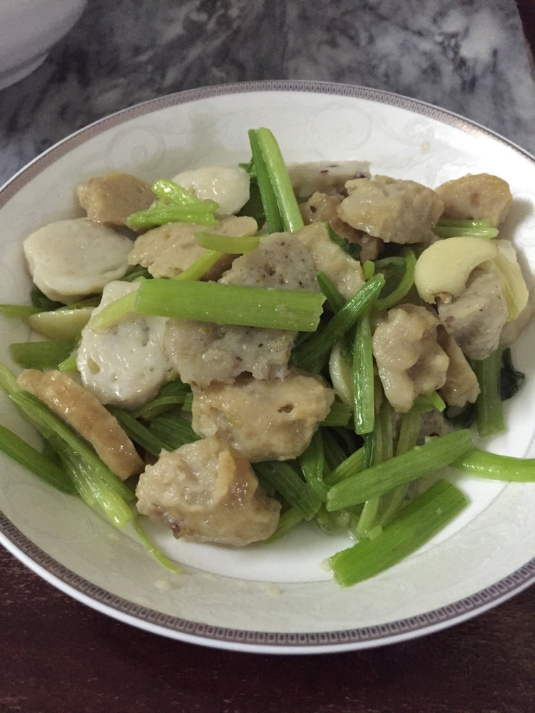 芹菜炒马鲛鱼丸的做法