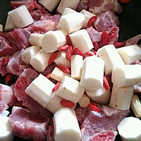 冬日清补山药排骨汤的做法图解1
