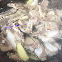鲜美菌菇牛排汤的做法图解4
