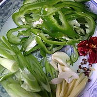 蛤蜊炒青椒的做法图解1