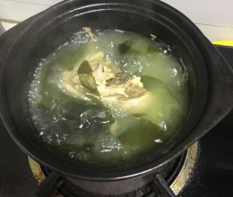 裙带菜排骨汤的做法