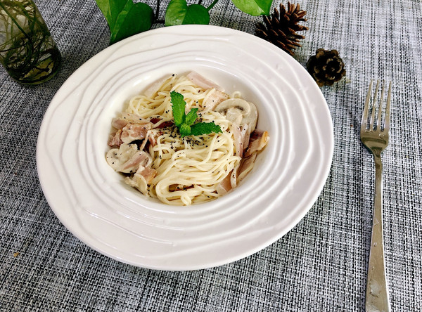 餐厅美食~奶油培根菌菇意面