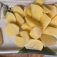 鸡腿炖土豆的做法图解1